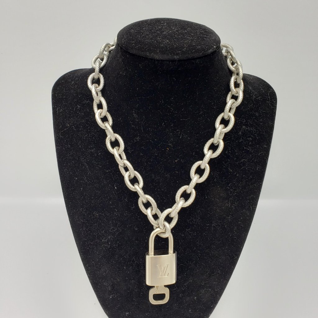 Authentic Louis Vuitton Padlock WUnbranded Stainless Steel Plated Silver Chain 155$